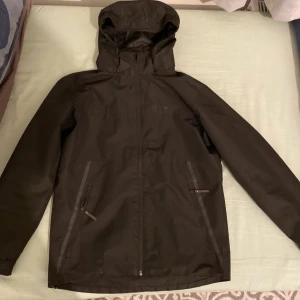 Everest jacka - En Everest jacka i färgen svart. Storlek 158/164. Passar även en XS. Är i jätte fint skick inga skador eller liknande. Från Stadium. Nypris är 699. Avsedd för killar men funkar för både kille och tjej.