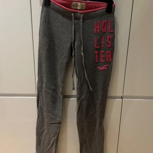 Grå mjukisbyxor från Hollister - Superbekväma grå mjukisbyxor från Hollister, lågmidjade!