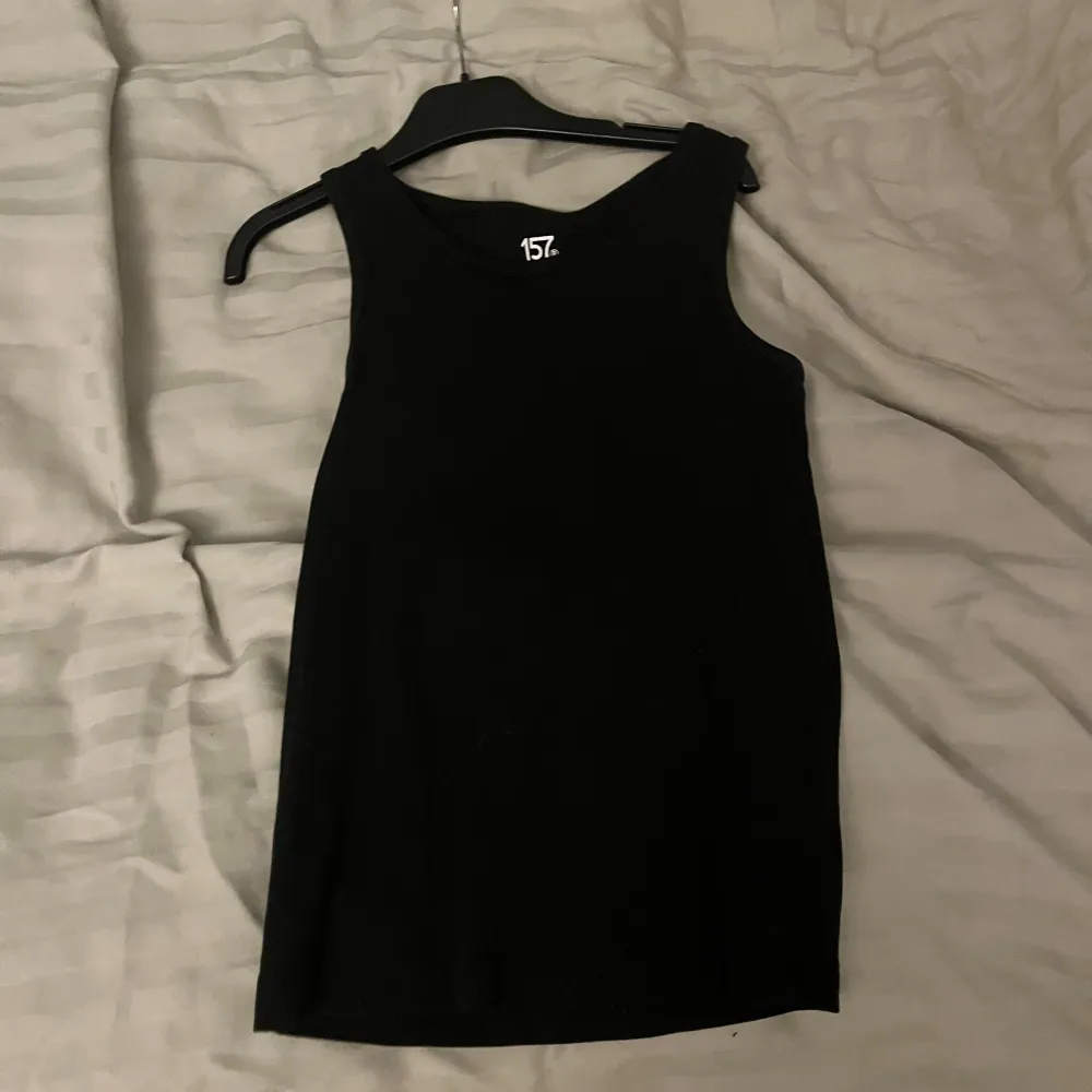 Säljer en svart linnetopp från 157 i mycket bra skick. Den är ärmlös och perfekt för sommaren. Toppen har en tight passform och är gjord i ett mjukt och bekvämt material. Perfekt för både vardag och fest!. Yläosat.