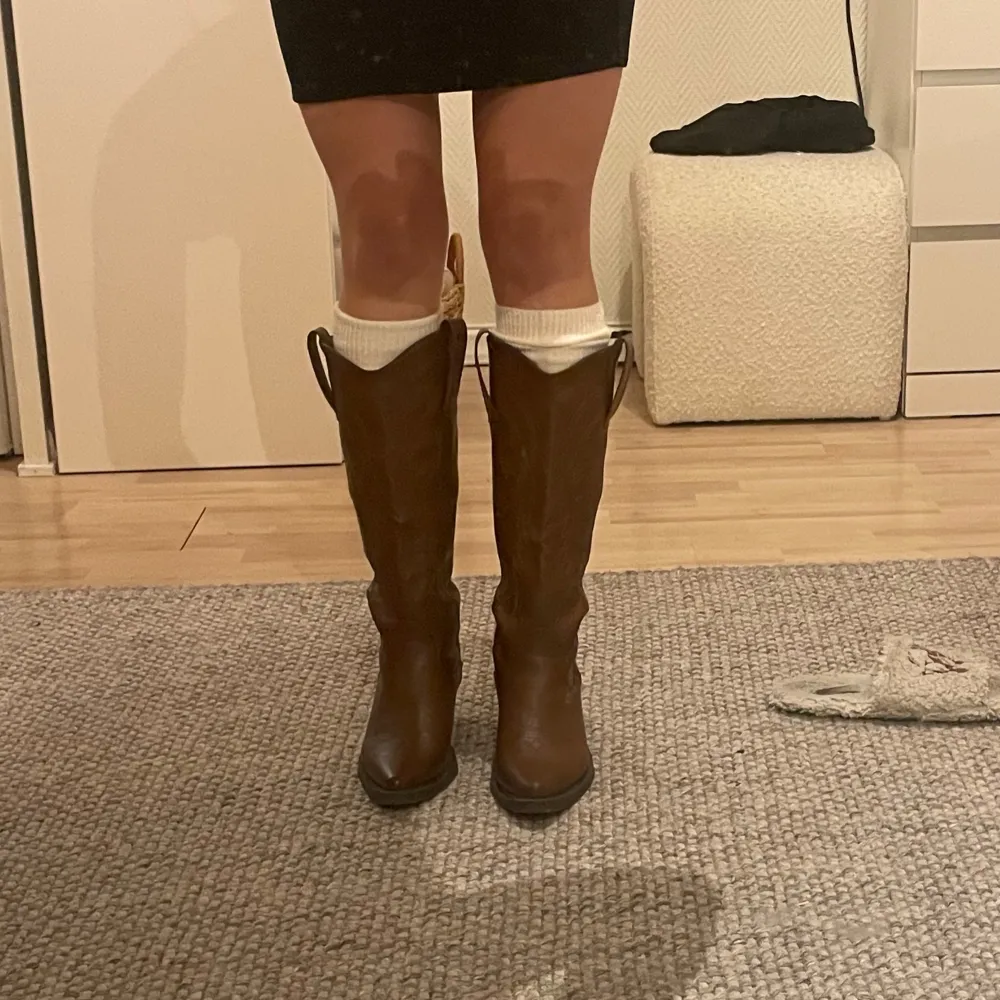 Cowboyboots som jag köpte i Spanien, så snygga och sköna men inte min stil längre. I fint skick!💗 nypris runt 800. Kengät.