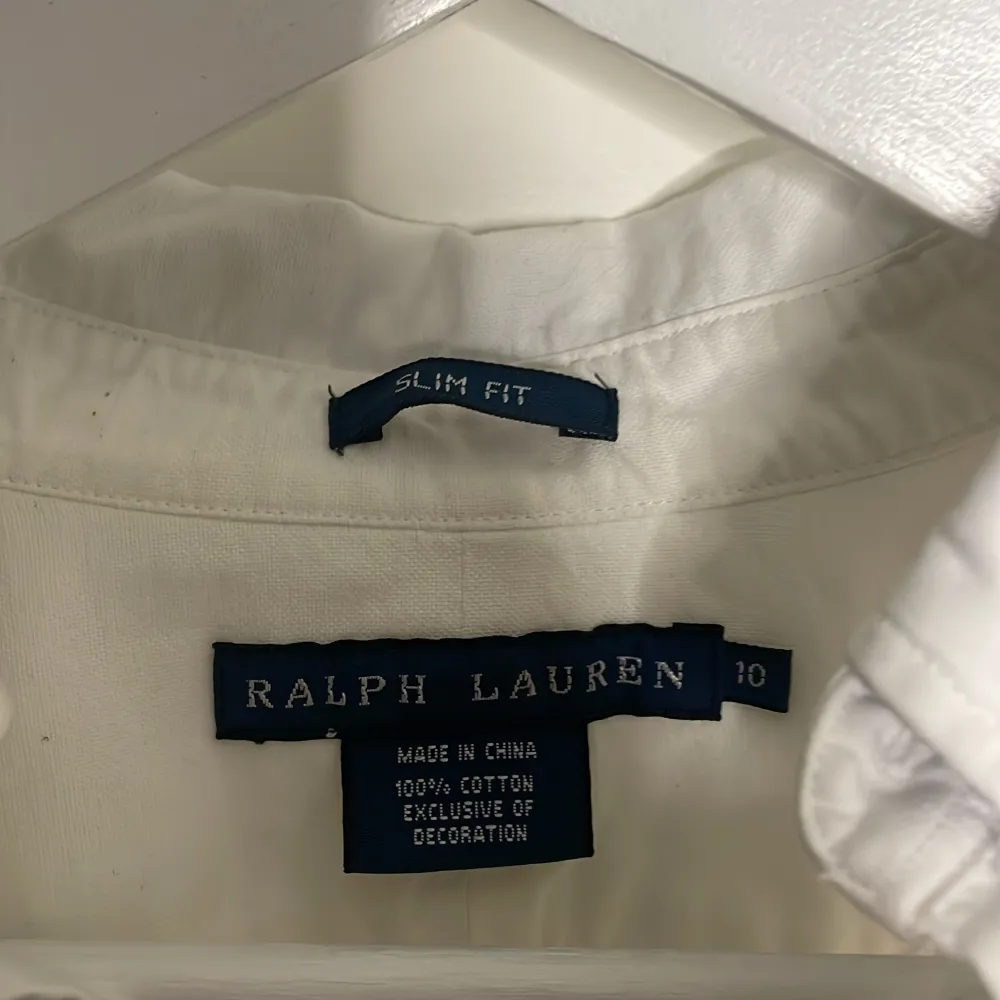 Säljer en klassisk vit skjorta från Ralph Lauren i slim fit. Skjortan är i 100% bomull och är i bra skick. Bara att skriva vid frågor 😃. Skjortor.