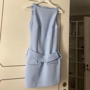 Ljusblå ärmlös klänning - Säljer en elegant ljusblå klänning, Perfekt för  fester! 💙