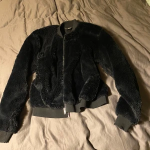 Svart pälsjacka - Mysig och jättefin svart pälsjacka i mycket bra skick. Perfekt för höst och vinter. 