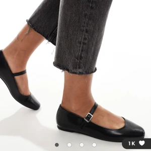 Oanvända ballerinaskor (nypris 369kr) - Helt oanvända svarta ballerinaskor från New Look. Säljer dessa pga att jag glömde returnera. Nypriset är 369kr