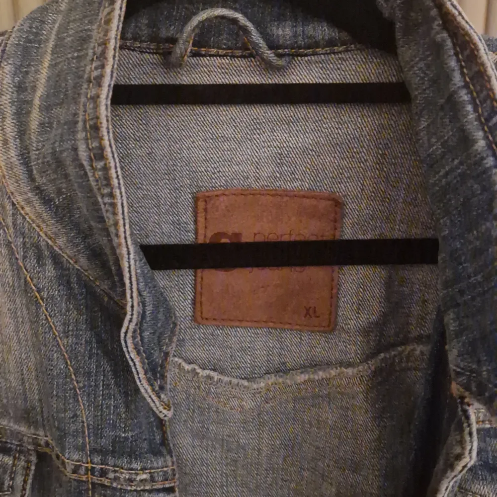 Säljer en snygg blå jeansjacka från Gina tricot ii storlek XL. Jackan har en klassisk design med knappar framtill och två bröstfickor med lock. Perfekt för vår och sommar, och ger en avslappnad look till vilken outfit som helst. Passar både till vardags och fest!. Jackor.