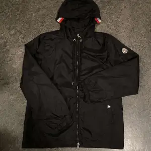 Säljer en helt ny moncler windbreaker i storlek 1/S. 