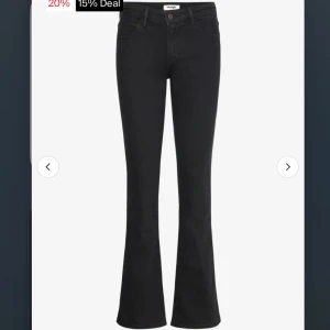 Svarta bootcut jeans från Wrangler - Säljer ett par snygga svarta bootcut jeans från Wrangler, använd gärna köp nu🤗❤️