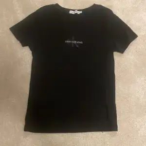 Tyvärr för liten men super fin t-shirt. Det står storlek 12år men känns som Xs. Pris kan diskuteras!!