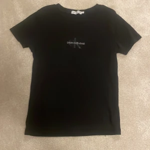 Calvin Klein t-shirt  - Tyvärr för liten men super fin t-shirt. Det står storlek 12år men känns som  XXs. Pris kan diskuteras!!