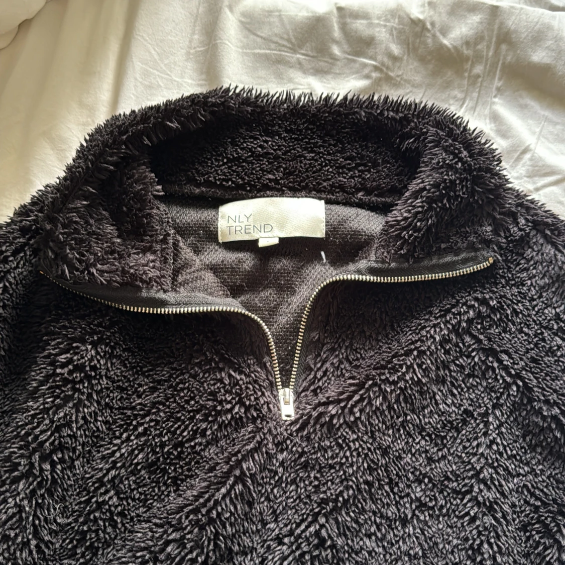 Svart fleece hoodie från NLY Trend - 90