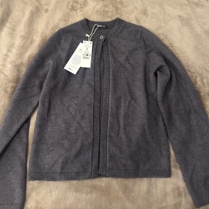 Mörkgrå kofta från Gina Tricot - Helt ny och oanvänd!💗