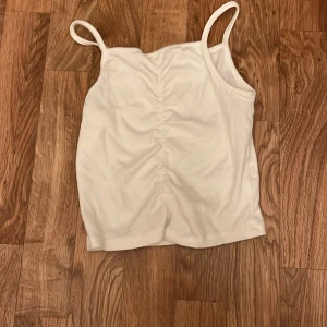 Vitt linne!!  - Jag säljer mitt linne som har blivit för litet. Bra skick och är i storlek 134/140! 