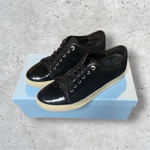 Lanvin skor - Säljer dessa Lanvin skor i storlek 42, skicket är 7/10! Vill du ha fler bilder så tveka inte på att höra av dig!