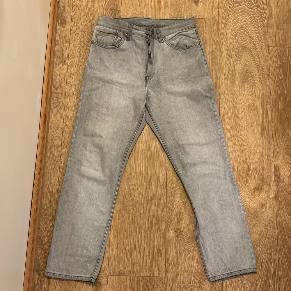 Ett par jeans levis i storlek W 28, L 28. 501 modell. Använd en del men inga märken eller fläckar. Perfekt till hösten. . Jeans & Byxor.