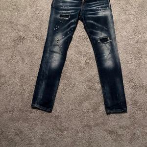 Dsquared2 stl:32 - Storlek: 32 passar på stl 30 slim fit. 9/10 i skick använda få gånger. Meddela om du är intresserad, kan förhandlas.