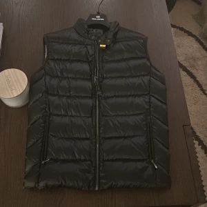 Parajumper väst - Parajumper väst sprillans ny helt oanvänd fick den i födelsedag present men den var för liten och hon köpte den några månader innan jag fyllde år så vi kunde inte skicka tillbaka den 