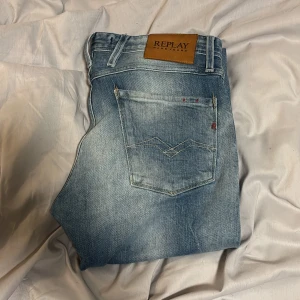 Replay Anbass - Säljer dessa feta replay Anbass!🤩🔥 Storlek W|32 L|32! 📏 Ljusblåa med en stilren urtvättning!😍 Perfekta nu till hösten och extremt bekväma🍂🙌