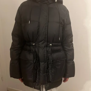 Jacka  - Väldigt stilren och varm jacka från Arket som passar perfekt nu till vintern, väldigt fint skick då den enbart användts ett fåtal gånger. Jackan finns inte längre att köpa från hemsidan, nypris var cirka 3200kr. Pris kan diskuteras vid snabb och smidig affär, hör av dig vid intresse💕