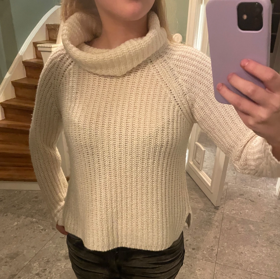 Stickad tröja med krage