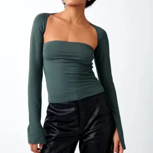 GinaTricot Topp - Säljer denna långärmade topp från Gina Tricot då den inte kommer till nån mer användning. 10/10 skick. Kom privat för fler bilder🤍✌️