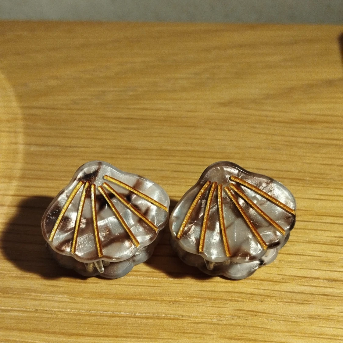 Sätta snäck hårklämmor i brunt