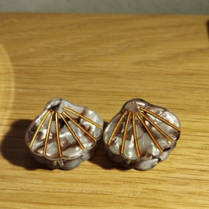 Sätta snäck hårklämmor i brunt - Jättesöta till sommaren