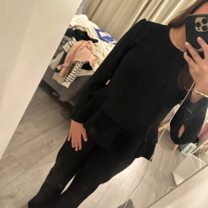 Svart volang blus - Svårt volang blus från Zara köpt på Sellpy, men i väldigt bra skick, storlek XS💗