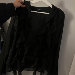 Blus - Säljer denna superfina volang blusen med knytning. Knappt använd. Storlek 36. Säljer för 140kr + frakt eller prisförslag🥰