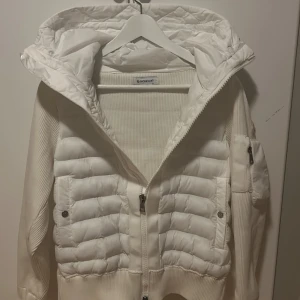 Moncler cardigan vit - Kollar efter byten och bud för min moncler cardigan som e vit och äkta allt funkar som vanligt nfc o så inga konstigheter STORLEK 1 (S) 