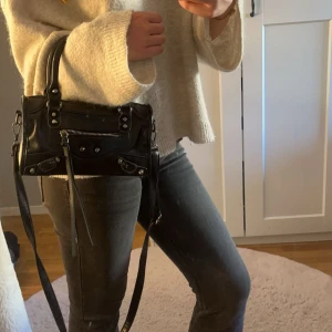 Axelväska - Fin svart väska, kom privat vid frågor och funderingar💕🫶🏼🫶🏼💕. 