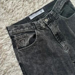 Svarta jeans från Polar Skate Co. - Säljer ett par svarta jeans från Polar Skate Co. i storlek 30/32. De har en cool tvättad look och är i bra skick. Perfekta för en avslappnad stil med en straight passform. Jeansen har klassiska fem fickor och en gylf. Jeansen har knappt används innan eftersom att jag växte ur dem direkt efter köpet.