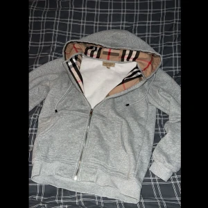 Burberry kofta - Fet Burberry kofta inför vintern som knappt använd. 9/10 skick. Riktigt snygg och varm inför kommande vinter