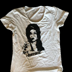 Amy Winehouse T-shirt  - En jätte fin handgjord Amy Winehouse tröja med några små fläckar på. Funkar jätte bra i tvätten i 60grader:) kontakta gärna innan köp🫶🏻