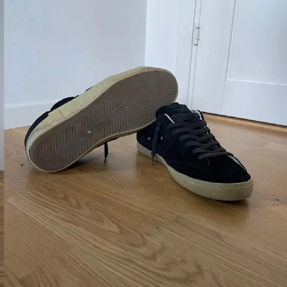 Säljer ett par snygga svarta sneakers från Philippe Model. De har en klassisk design med snörning och en bekväm sula. Skorna är i bra skick och passar perfekt för både vardag och fest. De har en stilren look med en touch av lyx.. Skor.