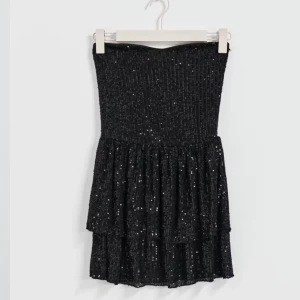 Jättesöt glitter klänning🥹 - Säljer min fina Gina Tricot young klänning för att den inte kommer till användning, lappen är inte kvar men klänningen har aldrig använts 💘😇