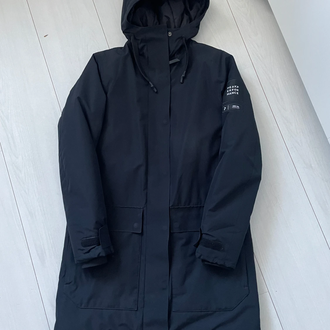 Mörkblå  parkajacka från Peak Performance