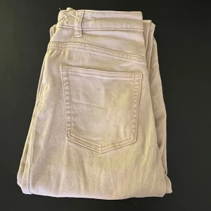 Beiga jeans - Beiga jeans från H&M Divided. Okej skick.