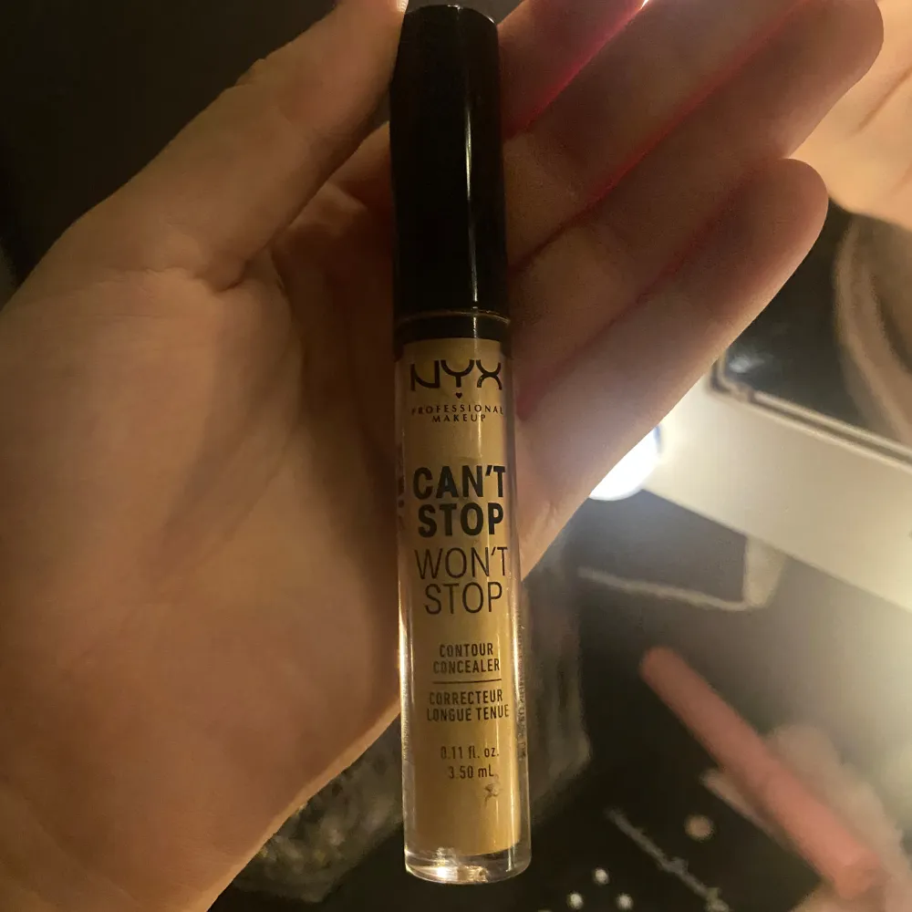 Säljer en NYX Can't Stop Won't Stop Concealer i färgen Soft Beige. Perfekt för att täcka ojämnheter och ge en jämn hudton. Den har en smidig applikator och är långvarig. Perfekt för både vardag och fest!. Skönhet.