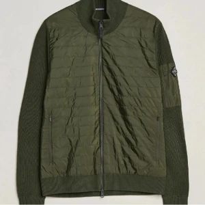 Lindeberg cardigan - Hej. Säljer min cardigan, storlek M, perfekt skick 9,5/10, använd endast 5-7 gånger. Nypris: 3299kr, mitt pris: 2099kr. Olivgrön färg, väldigt snygg under hösten. Passar perfekt inför våren och sommaren också! Går ner i pris vid snabb affär