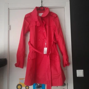 Vår/sommarjacka - Helt ny Vår/sommar jacka Nypris 1999kr