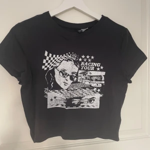 Svart babytee med tryck - Svart tight T-shirt med tryck från H&M, liten i storleken