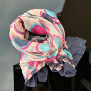 Färgglad halsduk / sjal med cirkelmönster - Ny färgglad halsduk / sjal med ett coolt cirkelmönster i rosa, blått och lila. Halsduken är lätt och luftig, vilket gör den idealisk för alla årstider. Den har en mjuk känsla och är lätt att matcha med olika stilar. Hämtas på Hägerstensåsen eller ök 💖