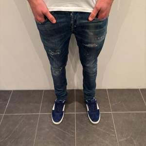 Dondup Jeans George! Trendigaste jeansen på marknaden.  Skick= 6/10 finns defekter vid skrevet, skriv för bilder Ny pris= 4000 kr Säljs för= 1299 kr Modellen är destroyed från fabrik vilket är sjukt populärt  Sällsynt modell 