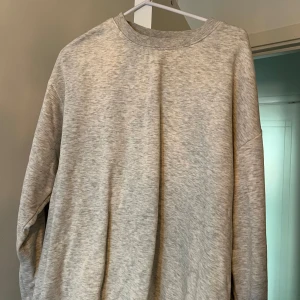 Grå sweatshirt - Säljer pga att jag inte använder längre, bara att skriva vid frågor