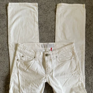 Lågmidjade vita jeans - Jättesnygga lågmidjade jeans som tyvärr är för små!