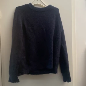 Stickad tröja   - Marinblå stickad tröja ifrån zara. 