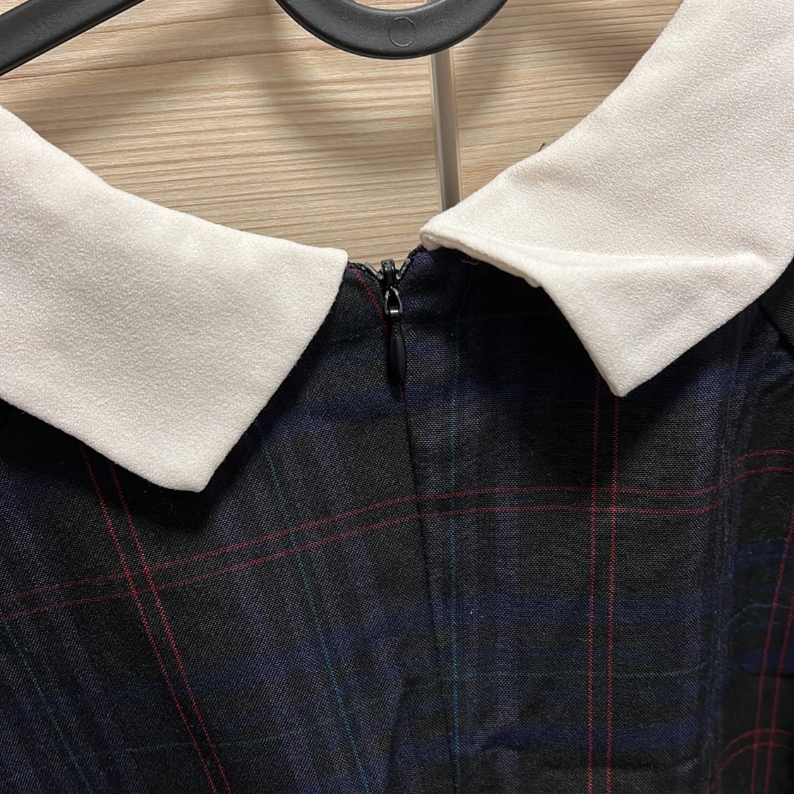 Rutig klänning med vit krage från Atmosphere - 92