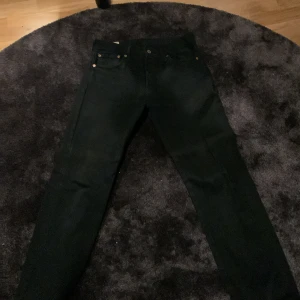 Svarta Levi's 501 jeans - Säljer ett par klassiska svarta Levi's 501 jeans i mycket bra skick. De har en rak passform och är tillverkade i slitstarkt denim. Perfekta för både vardag och fest! 🖤