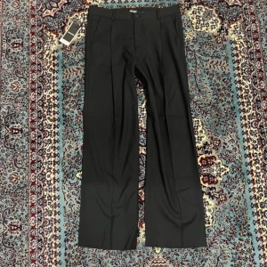 Kostym Byxor  - Jack & Jones kostym byxor, i perfekt skick, aldrig använt 🤍 Midjan är 87cm och innerbens är 80cm 💕