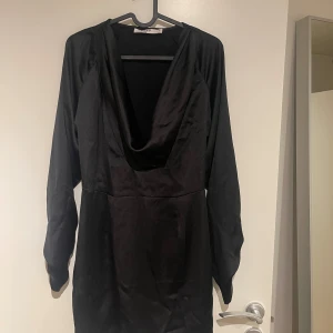 Klänning  - Klänning med vattenfallsuringning i jättefint skick. Använd 1 gång så den är i princip ny, finns en dragkedja på sidan.